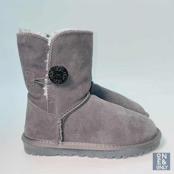 NEW UGG Bailey Button Dry Leaf Boots Classic Short Women's 5 Gray Sheepskin 5825 - Picture 1 of 14